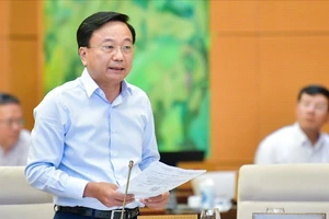 Thứ trưởng Bộ GTVT Nguyễn Danh Huy báo cáo tại phiên họp của UBTVQH
