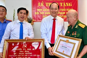 Đồng chí Nguyễn Hồ Hải trao Huy hiệu 75 năm tuổi Đảng cho đồng chí Phạm Trương