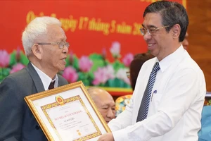  Phó Bí thư Thành ủy TPHCM Nguyễn Phước Lộc trao Huy hiệu Đảng đến đảng viên Đảng bộ quận 7
