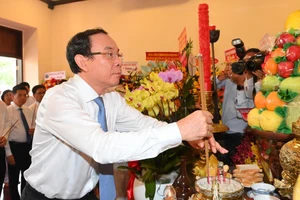 Bí thư Thành ủy TPHCM Nguyễn Văn Nên dâng hương tưởng nhớ Chủ tịch Hồ Chí Minh sáng 19-5. Ảnh: VIỆT DŨNG 