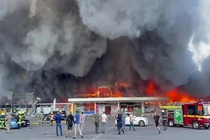 Ảnh chụp màn hình vụ cháy trung tâm thương mại ở Ba Lan 