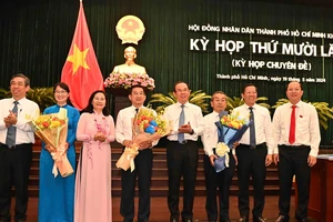 Bí thư Thành ủy TPHCM cùng lãnh đạo Thành ủy, HĐND, UBND TPHCM tặng hoa chúc mừng đồng chí Võ Ngọc Quốc Thuận được bầu làm Ủy viên UBND TPHCM. Ảnh: VIỆT DŨNG