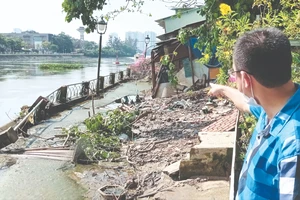 Nhiều ngôi nhà bị nghiêng ở khu vực bờ kè kênh Thanh Đa, phường 25, quận Bình Thạnh, TPHCM (ảnh chụp ngày 7-5)