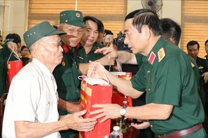 Đại tướng Phan Văn Giang, Bộ trưởng Bộ Quốc phòng, trao quà tặng gia đình chính sách tại tỉnh Quảng Trị