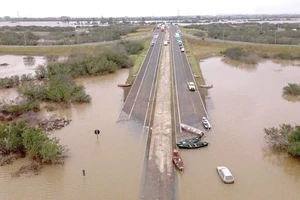 Một đoạn đường ERS-448 bị ngập. Tổng thống Brazil, Luiz Inácio Lula da Silva, đã phải hoãn chuyến công du cấp nhà nước tới Chile trong tuần qua để tập trung ứng phó trận lũ lụt lịch sử ở miền Nam đất nước khiến 147 người thiệt mạng. Ảnh: GETTY IMAGES