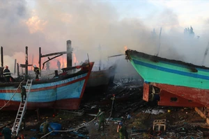 Vụ cháy khiến 11 tàu cá bị thiệt hại