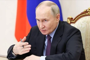 Tổng thống Nga Vladimir Putin ký sắc lệnh tịch thu tài sản Mỹ. Ảnh: Tass