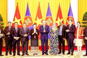 Chủ tịch nước Tô Lâm và Đại sứ các nước ASEAN. Ảnh: TTXVN
