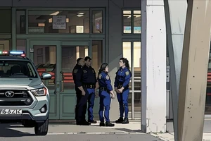 Cảnh sát Slovakia túc trực ở bệnh viện suốt thời gian Thủ tướng Robert Fico điều trị. Ảnh: DPA