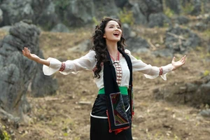 Hoa hậu H’Hen Niê kết nối “Nụ cười Việt Nam” qua âm nhạc 