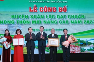 Phó Thủ tướng Trần Lưu Quang trao danh hiệu Nông thôn mới nâng cao cho huyện Xuân Lộc