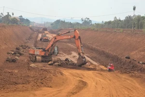 Dự án thành phần 3 thuộc tuyến cao tốc Khánh Hòa - Buôn Ma Thuột đang thi công nền đường đoạn qua huyện Krông Pắk, tỉnh Đắk Lắk. Ảnh: MAI CƯỜNG