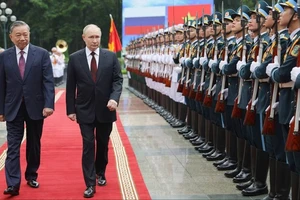 Chủ tịch nước Tô Lâm chủ trì lễ đón Tổng thống Putin đến Việt Nam. Ảnh: TASS