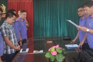 Cơ quan điều tra tống đạt quyết định khởi tố bị can, lệnh bắt bị can để tạm giam đối với Nguyễn Xuân Bằng