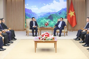 Thủ tướng Phạm Minh Chính tiếp Phó Thủ tướng, Bộ trưởng Ngoại giao Lào Saleumxay Kommasith. Ảnh: VIẾT CHUNG 