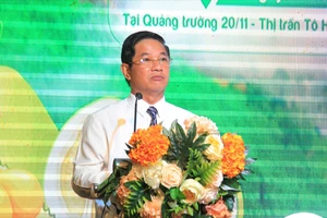 Ông Đinh Văn Dũng, Chủ tịch UBND huyện Khánh Sơn thông tin tại họp báo