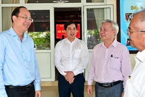 Phó Bí thư Thường trực Thành ủy TPHCM Nguyễn Hồ Hải trao đổi với các đại biểu tại Hội nghị Ban Chấp hành Đảng bộ huyện Nhà Bè khóa XII, nhiệm kỳ 2020-2025 
