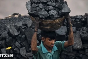 Thu nhặt than đá tại một khu mỏ ở ngoại ô Dhanbad, Ấn Độ. Ảnh: AFP/TTXVN