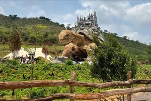 Công trình tượng thần rùa cao khoảng 12m tại “khu du lịch Thung lũng các vị thần"