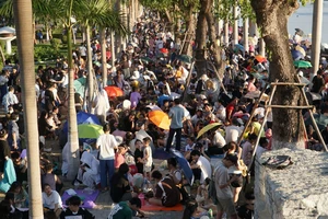 Hàng nghìn người ‘xí chỗ’ xem pháo hoa bên bờ sông Hàn. Ảnh: XUÂN QUỲNH