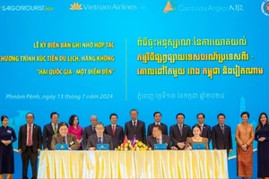 Lễ ký kết giữa Saigontourist Group, Vietnam Airlines, Hiệp hội Du lịch Campuchia và Cambodia Angkor Air với sự chứng kiến của Chủ tịch nước Tô Lâm cùng lãnh đạo hai nước