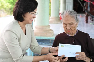 Lãnh đạo tỉnh Bình Phước thăm, tặng quà Mẹ Việt Nam anh hùng, gia đình có công tiêu biểu