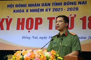 Đại tá Nguyễn Hồng Phong, Giám đốc Công an tỉnh Đồng Nai trả lời chất vấn tại kỳ họp 