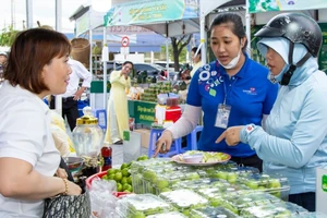 Phiên chợ nông đặc sản thu hút khách tham quan mua sắm