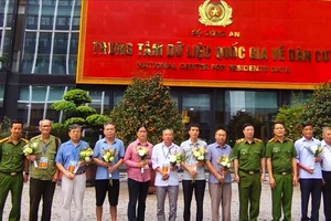 Bà Phạm Thị Vinh (thứ 5 từ trái qua) có mặt tại Trung tâm Dữ liệu Quốc gia về dân cư, nơi giúp gia đình tìm được liệt sĩ Phạm Văn Thước