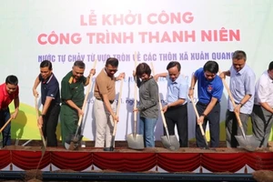 Các đại biểu thực hiện nghi thức khởi công Công trình lắp đặt hệ thống nước tại xã Xuân Quang 1