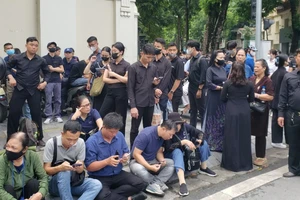 Đông đảo người dân chờ vào viếng Tổng Bí thư Nguyễn Phú Trọng trước Nhà tang lễ Quốc gia 