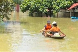 Người dân ở xóm Bến Vôi, xã Cấn Hữu (huyện Quốc Oai - Hà Nội) phải dùng xuồng để di chuyển. Ảnh: VĂN PHÚC