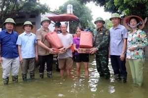 Lãnh đạo huyện Chương Mỹ trao quà và thăm hỏi bà con xã Tân Tiến nơi bị ngập nặng