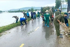 Vùng "rốn lũ" Hà Nội: Nước rút tới đâu, tổng vệ sinh môi trường ngay tới đó