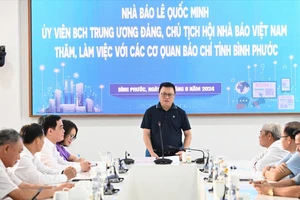 Nhà báo Lê Quốc Minh phát biểu tại buổi làm việc. Ảnh: X.TÚC