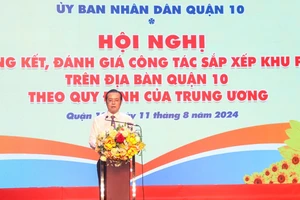 Đồng chí Lê Văn Minh, Bí thư Quận ủy quận 10 phát biểu tại hội nghị. Ảnh: CẨM TUYẾT