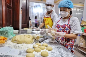 Tại làng Xuân Đỉnh (Hà Nội) có nhiều cơ sở sản xuất bánh trung thu truyền thống. Ảnh minh họa