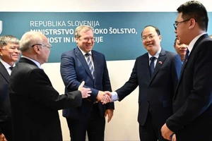 Giáo sư Igor Papič, Bộ trưởng Bộ Giáo dục đại học, khoa học và đổi mới Slovenia tiếp đón Đoàn đại biểu TPHCM đến thăm, làm việc