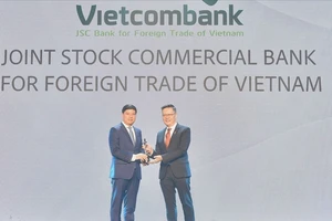 Ông Hồng Quang, Thành viên HĐQT kiêm Giám đốc Khối Nhân sự đại diện Vietcombank nhận cúp vàng "Harmonia" từ ban tổ chức