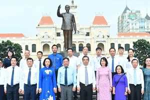 Lãnh đạo TP Hà Nội và TPHCM dâng hương, dâng hoa tưởng nhớ Chủ tịch Hồ Chí Minh, Chủ tịch Tôn Đức Thắng