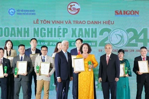 Bà Phạm Thị Xuân Hương, Tổng Giám đốc Công ty CP Dược phẩm OPC nhận Giải thưởng “Doanh nghiệp Xanh TPHCM” năm 2024