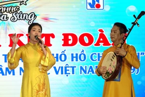 Tiết mục "Lời Bác vang vọng non sông" trong chương trình "Âm nhạc tỏa sáng", chủ đề "Bài ca kết đoàn". Ảnh: THÚY BÌNH