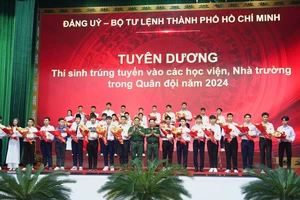 Tặng hoa tuyên dương thí sinh trúng tuyển vào các học viện, nhà trường Quân đội năm 2024 tại hội nghị