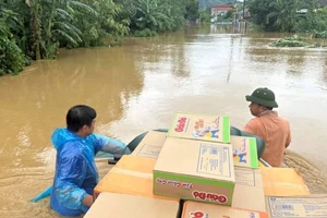 Đoàn Thanh niên xã Thư Phú và CLB Tình nguyện huyện Thường Tín (TP Hà Nội) vượt mưa gió đến trao quà cứu trợ nhân dân vùng lũ Yên Bái và Thái Nguyên, ngày 10-9. Ảnh: PHÚC HẬU