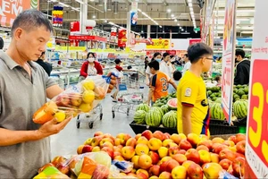 Người tiêu dùng chọn mua thực phẩm tại hệ thống MM Mega Market trên địa bàn TPHCM 