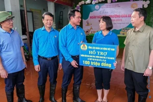 Chủ tịch Tổng LĐLĐ Việt Nam Nguyễn Đình Khang (thứ ba từ trái sang) trao hỗ trợ Trường Mầm non Quang Vinh (TP Thái Nguyên)