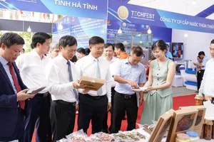 Đại biểu tham quan các gian hàng sản phẩm tại Ngày hội Khởi nghiệp sáng tạo - Techfest vùng Bắc Trung bộ và Duyên hải miền Trung năm 2024