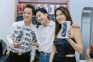 Đông đảo nghệ sĩ, KOLs tề tựu tại Di Động Việt thời điểm mở bán iPhone mới hàng năm