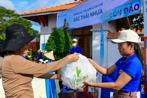 Các món quà tặng người dân trong chương trình "Đổi rác lấy quà" do Vietnam Airlines phát động