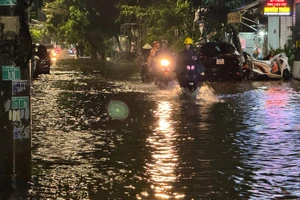 Mưa lớn, các hộ dân gần núi Mang Kà Muồng di dời, đường thành phố Quảng Ngãi ngập sâu